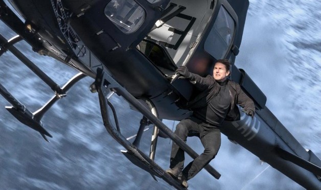 Featurette: Tom Cruise Performing Helicopter Stunt in Mission Impossible: Fallout